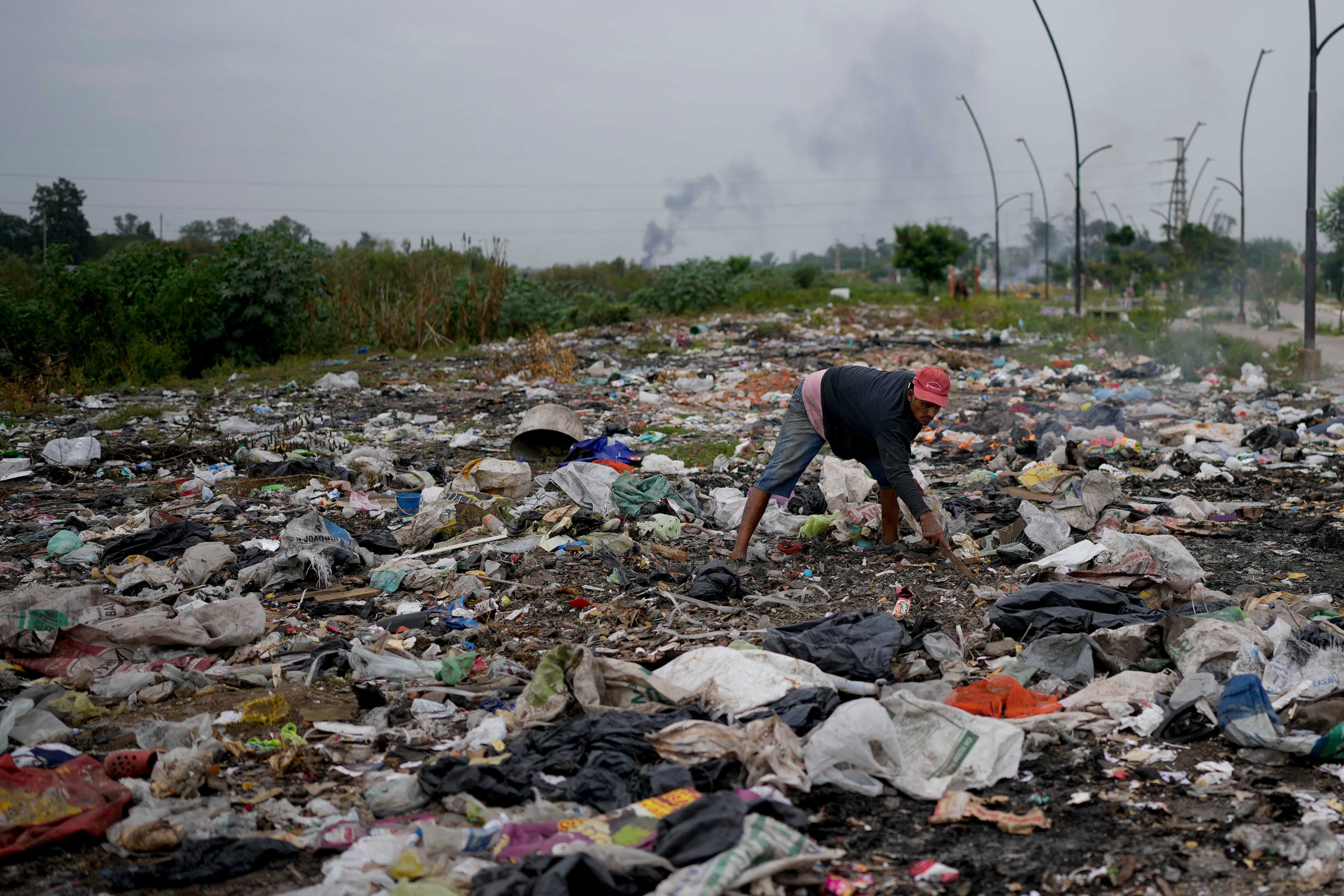 Un hombre busca en la basura algo útil en Tucumán (AP Foto/Natacha Pisarenko)