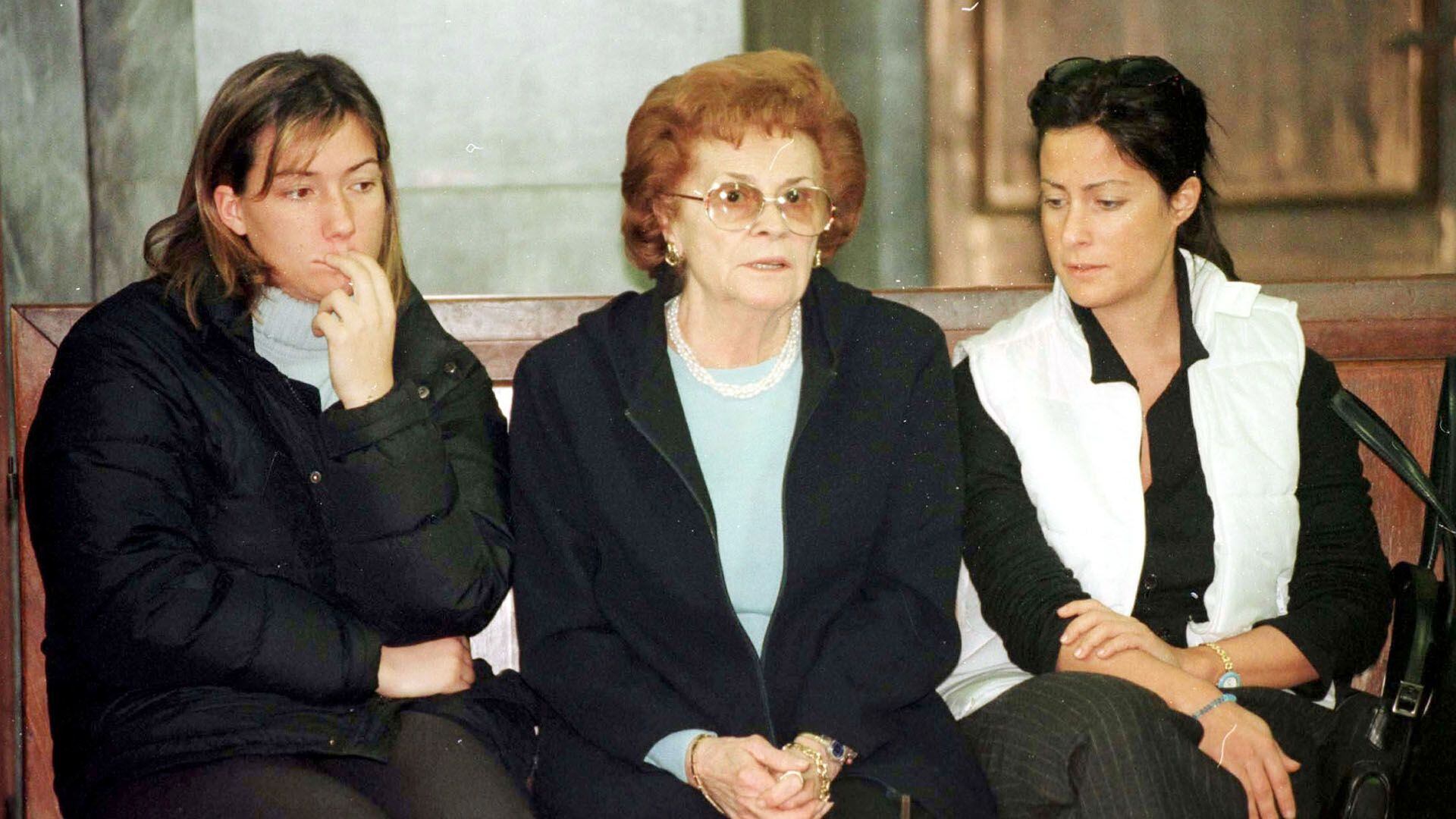 Las hijas de Mauricio Guzzi, Allegra y Alessandra, junto a su abuerl,a Silvana Barbieri, durante el juicio a su madre por el asesinato de Maurizio, el 1998.