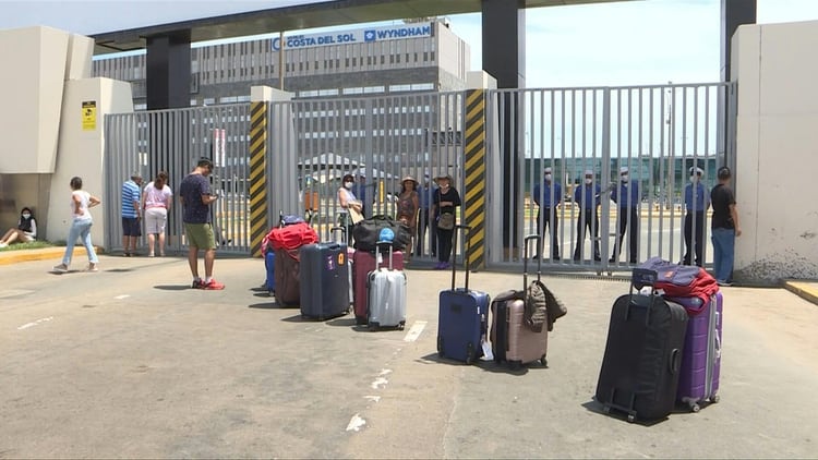 Decenas de pasajeros reclamaban vuelos humanitarios tras quedar varados el martes en Lima por el cierre del aeropuerto internacional, dispuesto para hacer frente a la pandemia de coronavirus