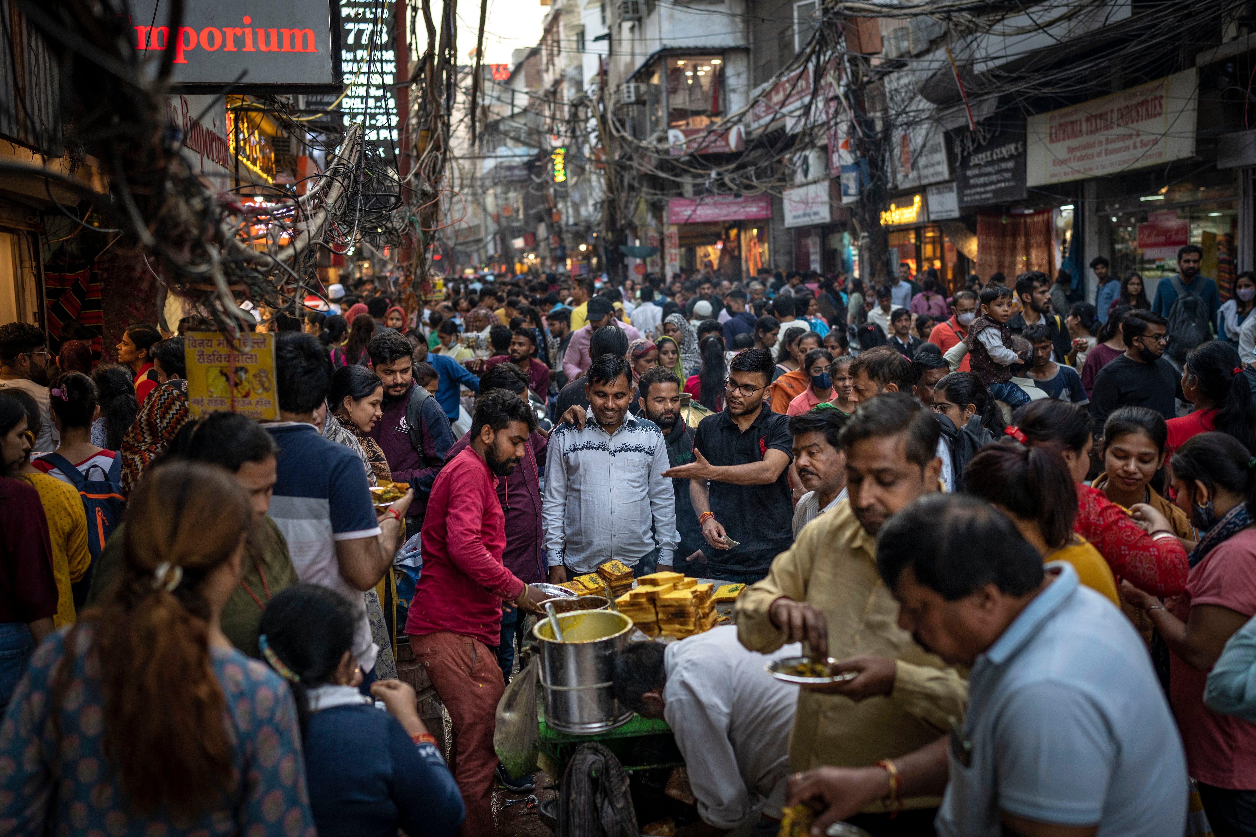 En Nueva Delhi, los mercados callejeros agrupan a miles de personas cotidianamente (AP Foto/Altaf Qadri, Archivo)