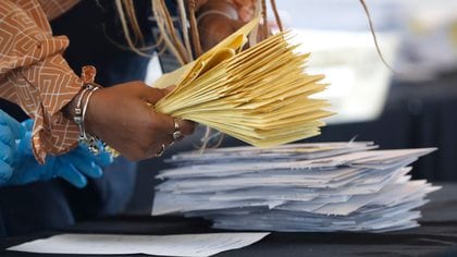 Un trabajador maneja el procesamiento y verificación de los votos electorales de Estados Unidos (EFE / EPA / ERIK S. LESSER / Archivo)