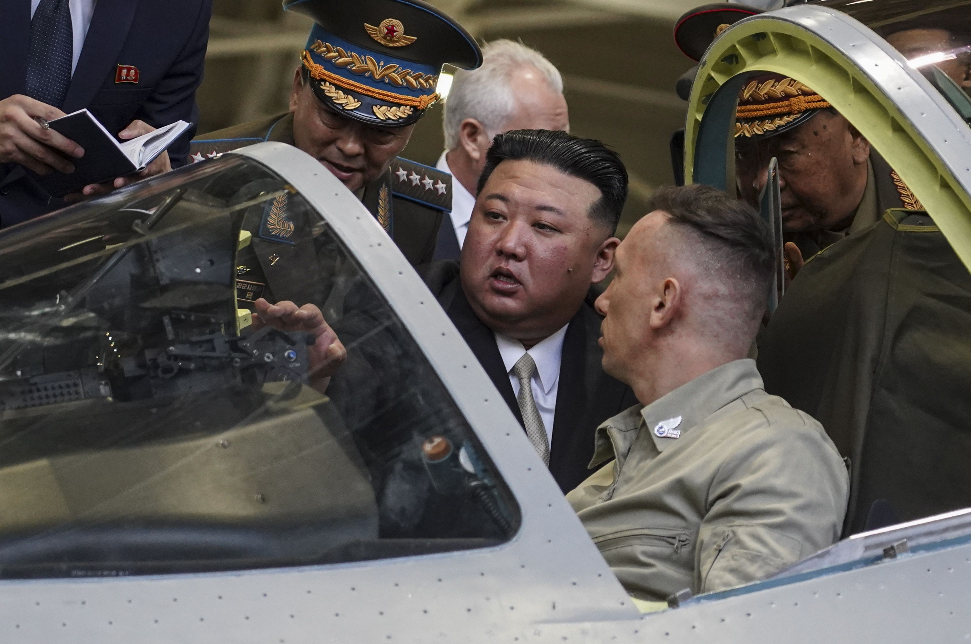 Una fotografía proporcionada por el servicio de prensa del Gobierno de la región de Khabarovsk muestra al líder norcoreano Kim Jong Un (centro) visitando una planta de aviones rusa que fabrica aviones de combate en Komsomolsk-on-Amur, a unos 6.300 kilómetros al este de Moscú, Rusia. EFE/EPA/GOVERNMENT OF KHABAROVSK