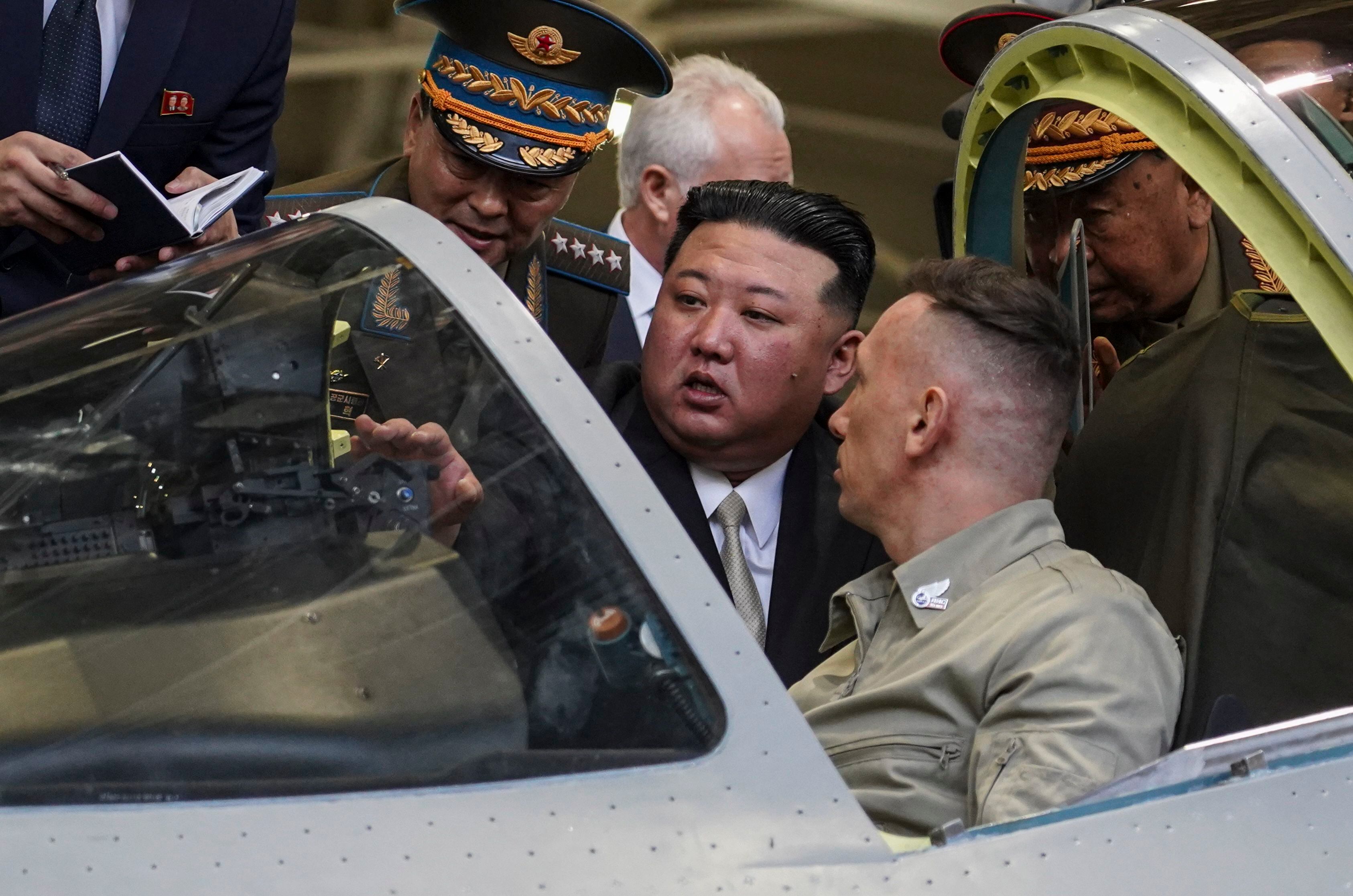 Kim Jong Un visitando una planta de aviones rusa que fabrica aviones de combate en Komsomolsk-on-Amur (EFE)
