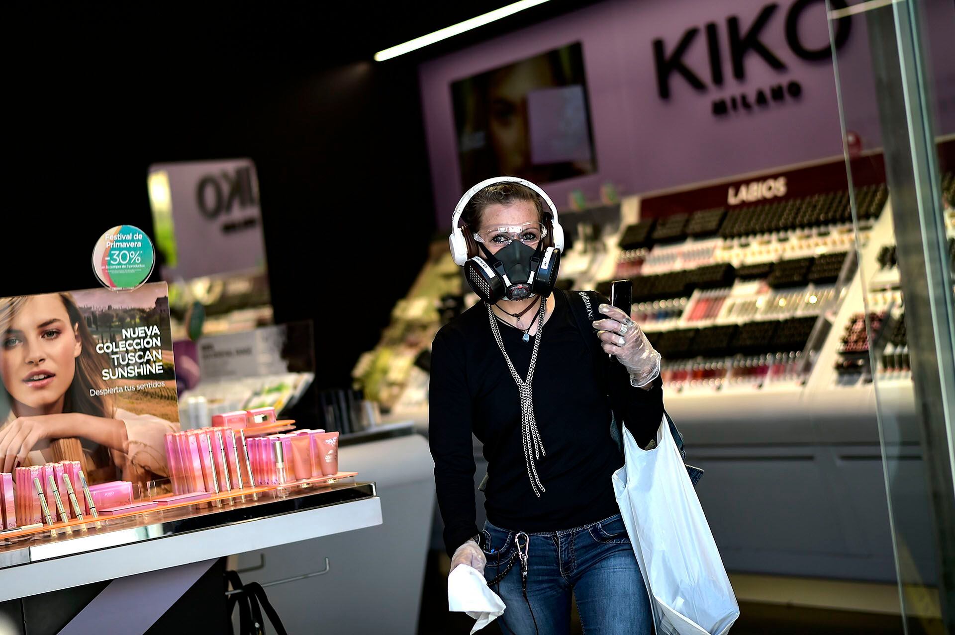 Una mujer sale de un negocio de cosméticos en Pamplona, España. 