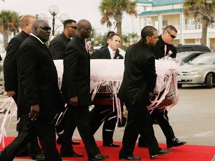 Una imagen del funeral de Anna Nicole Smith, en febrero de 2007. En medio de escándalos judiciales y familiares, murió producto de una sobredosis de barbitúricos

