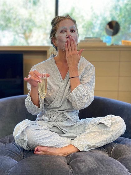 Jennifer Aniston, la actriz publicó en su cuenta de Instagram que espera la entrega de los Emmy con un look de entrecasa, una copa de espumante y una face mask (Instagram)