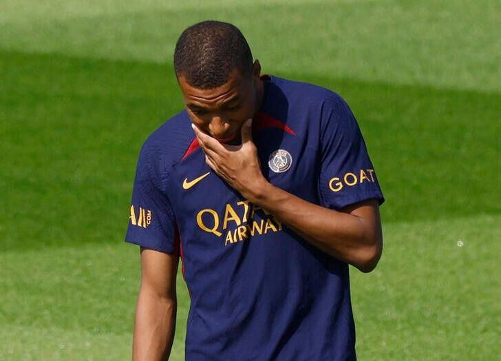 Imagen de archivo del delantero francés del Paris St Germain Kylian Mbappé durante un entrenamiento en el centro de entrenamiento de su equipo en Poissy, Francia. 20 julio 2023. REUTERS/Gonzalo Fuentes