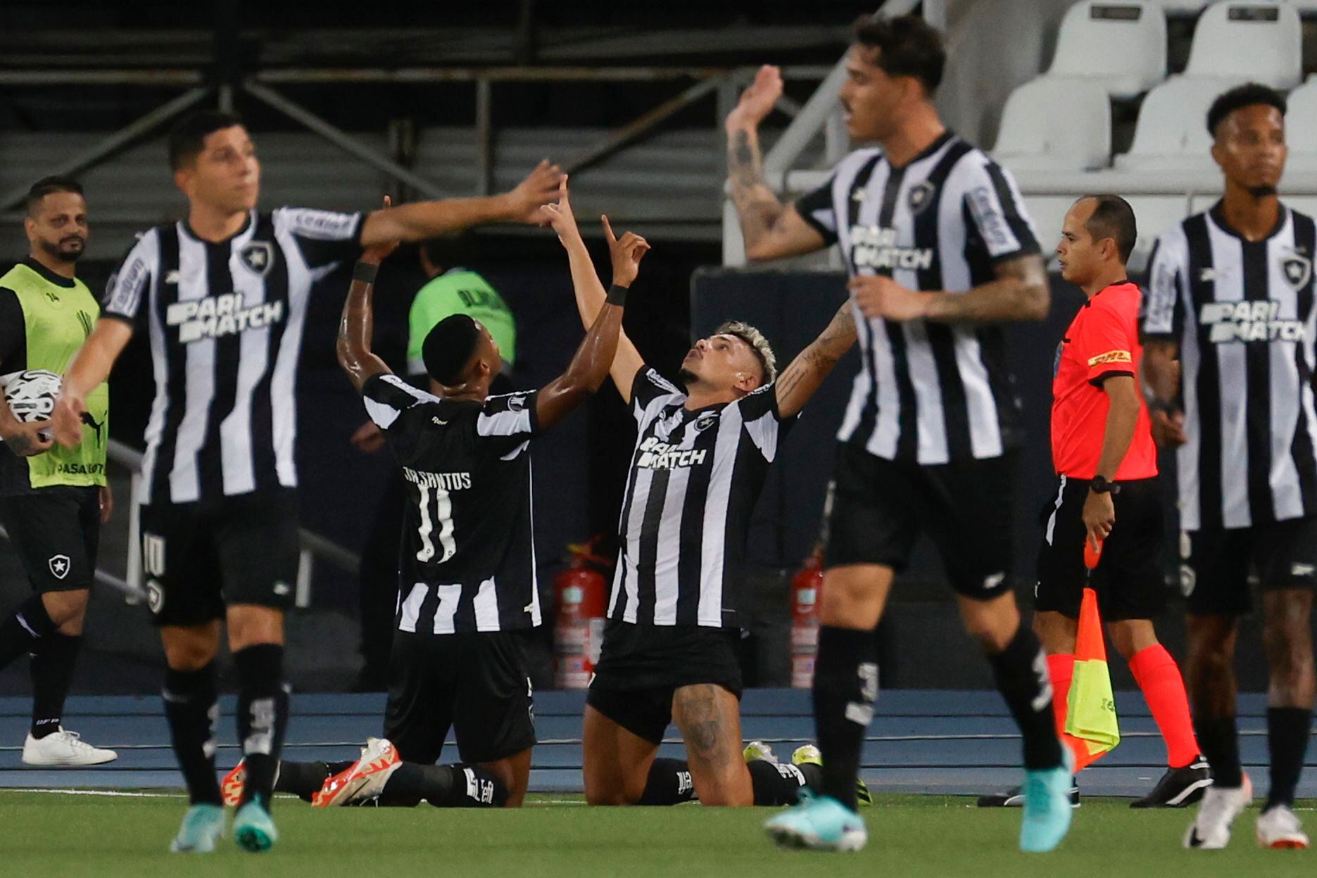 Tiquinho Soares, de Botafogo, celebra un gol en un partido de la Copa Libertadores 2023 entre Botafogo y Aurora en el estadio Maracaná en Río de Janeiro - crédito Antonio Lacerda/EFE