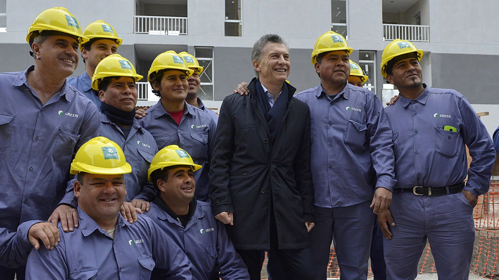 Los obreros de la construcción posaron para la foto con el Presidente (Télam)