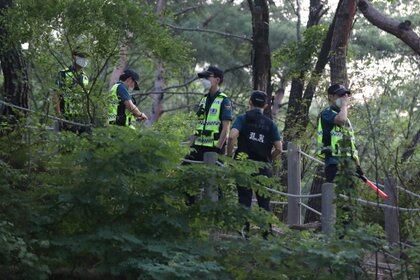 Policías de Corea del Sur durante la búsqueda de Park Won-soon (Yonhap, a través de los editores de REUTERS)
