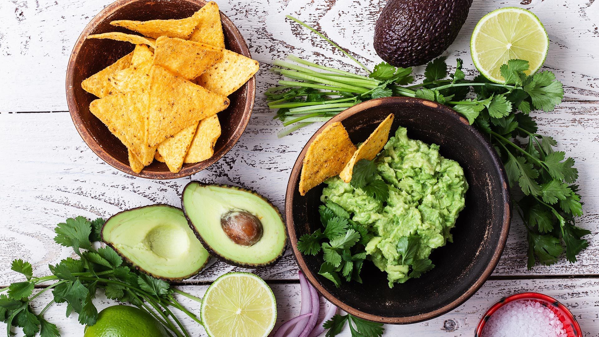 Cuando la palta se consume en forma de guacamole, se suman calorías extra provenientes de los nachos y demás dips que suelen acompañar la comida (Getty)