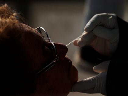 La pandemia del SARS-CoV-2 deja al menos 1,15 millones de muertos y más de 43 millones de casos en el mundo desde que se detectó en China en diciembre, según un balance de la AFP en base a fuentes oficiales (REUTERS)