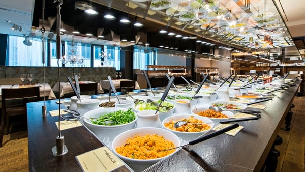 El amplio buffet que ofrece Hiltl en el primer piso del restaurante. Cocina internacional y nacional para todos los gustos