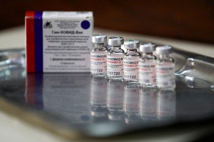Viales vacíos de la segunda dosis de la vacuna Sputnik V (Gam-COVID-Vac) que se aplica en el Hospital San Martín, en La Plata, Argentina.  REUTERS/Agustín Marcarian