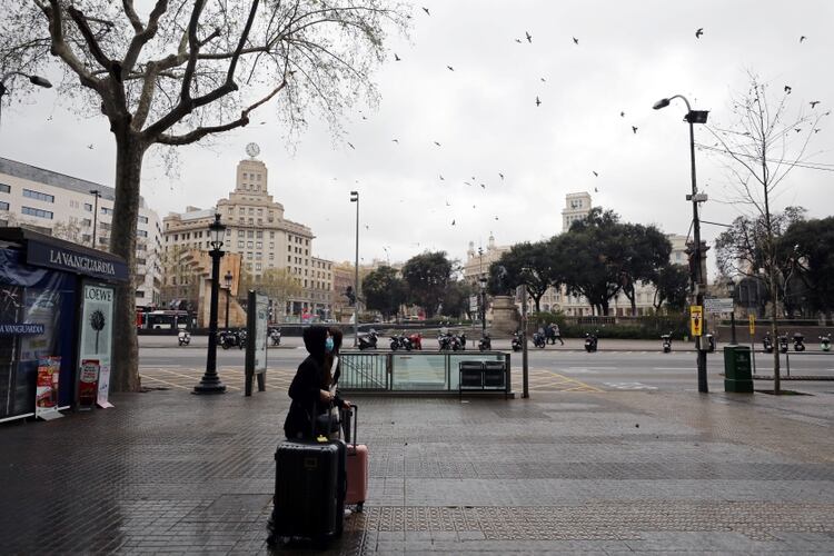 La Plaza Cataluña, en el centro de Barcelona, casi vacía este lunes.