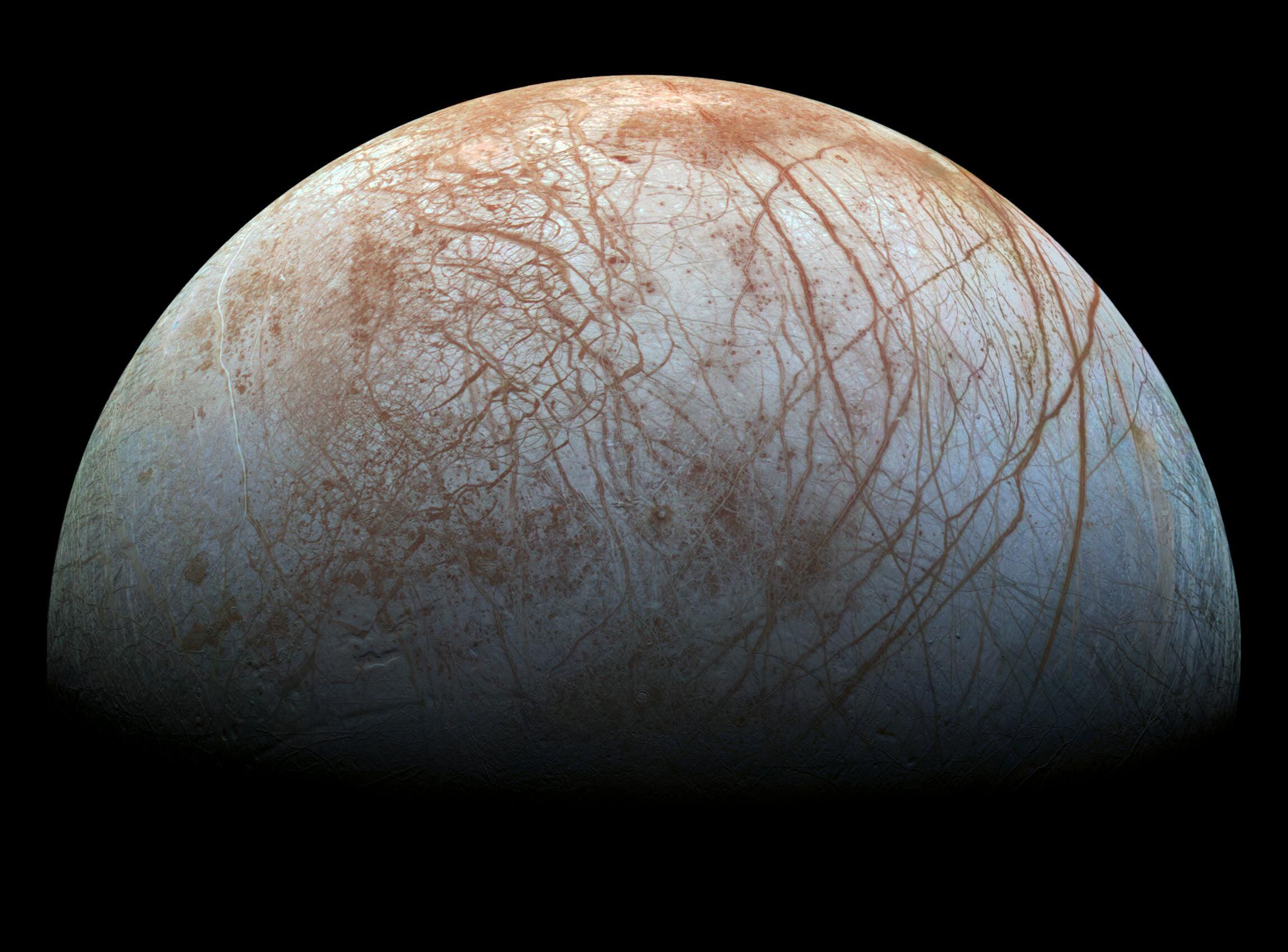 Europa, satélite natural de Júpiter, está compuesto principalmente por silicatos y tiene una corteza de hielo de agua . Cuenta con una leve atmósfera de oxígeno, entre otros gases. Su superficie estriada es la más lisa de los objetos conocido del sistema solar (NASA/JPL-Caltech/SETI Institute)