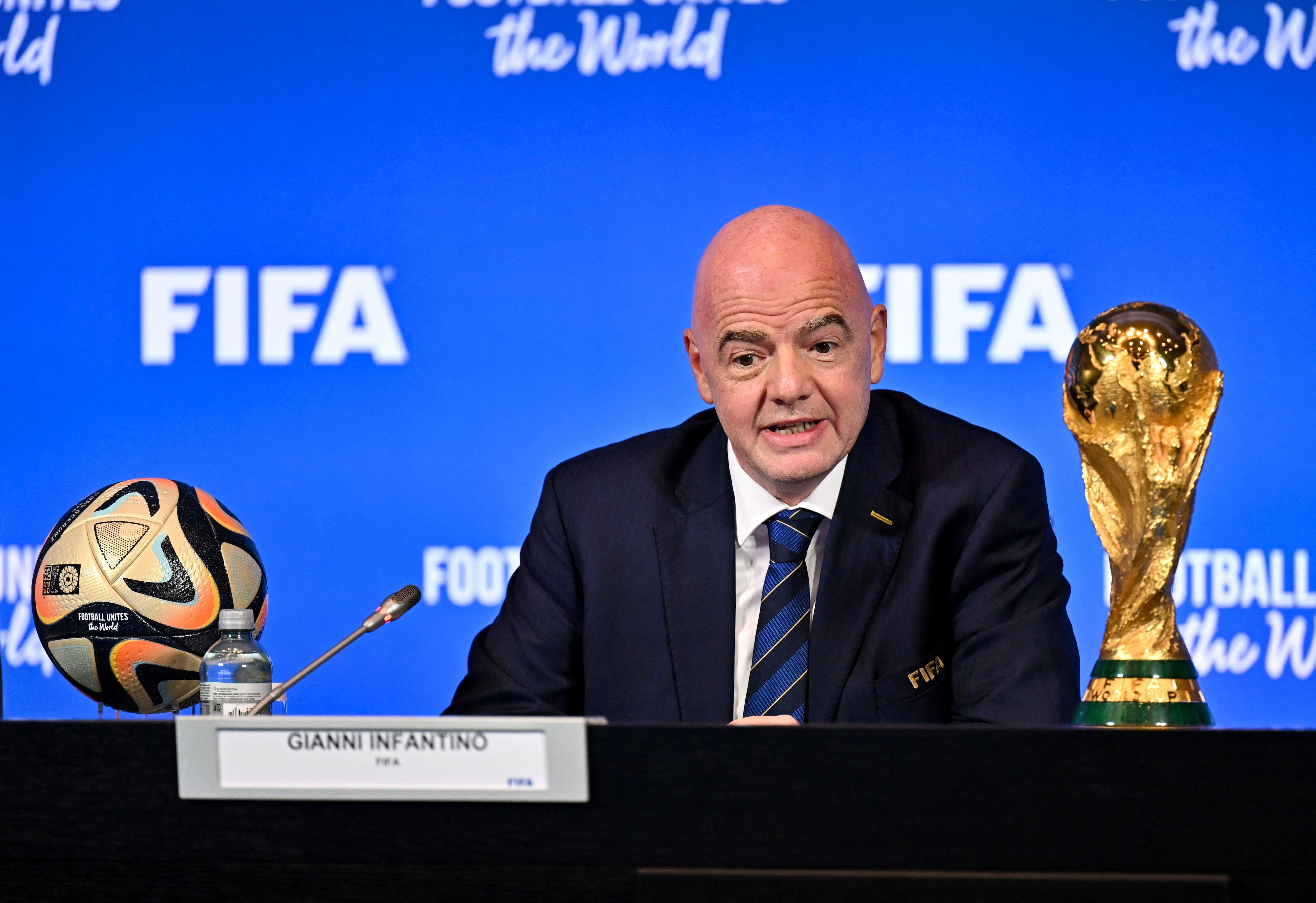 El presidente de la FIFA, Gianni Infantino, junto a la Copa del Mundo (FIFA/Handout via REUTERS)