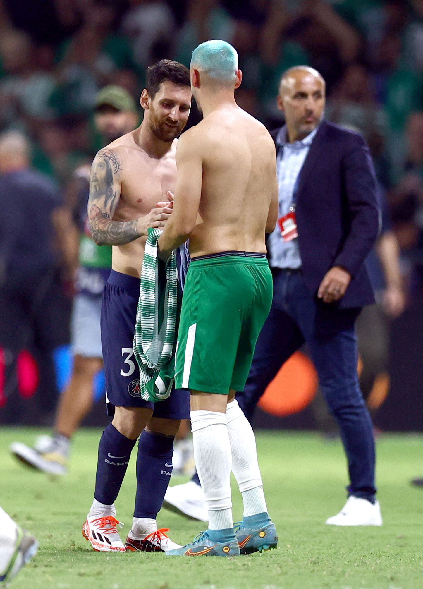 Lionel Messi cambió la camiseta al término del partido con Omer Atzili, el futbolista del Maccabi Haifa (REUTERS/Ronen Zvulun)
