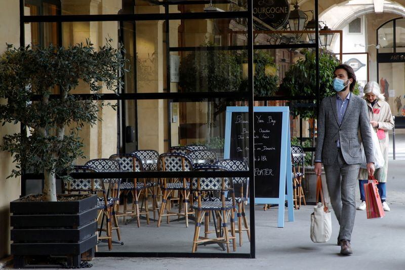 FOTO DE ARCHIVO: Un hombre, usando una mascarilla, camina frente a un restaurante cerrado en medio del brote del coronavirus (COVID-19) durante la pandemia en Francia, 29 de abril del 2021. REUTERS/Sarah Meyssonnier/Foto de archivo
