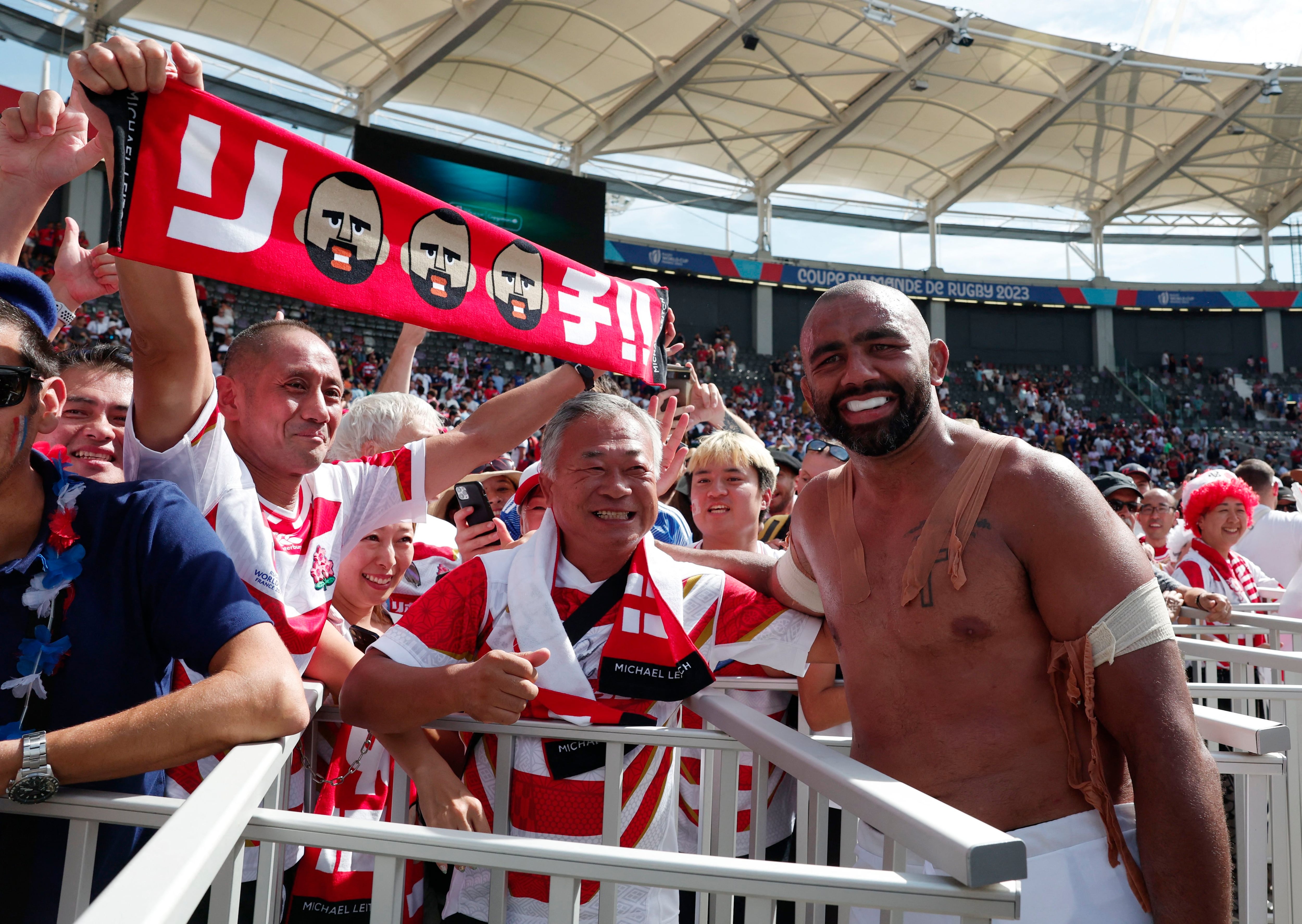 Michael Leitch posa junto a los fanáticos japoneses luego de la victoria frente a Chile (Foto: Reuters)