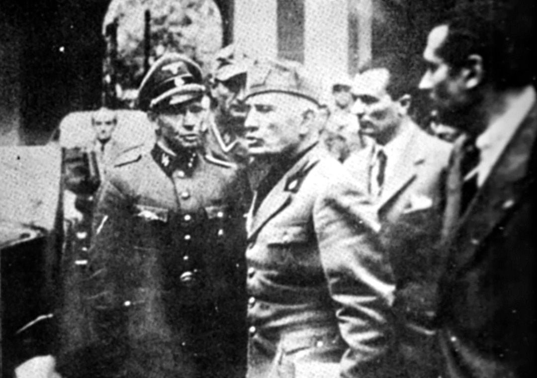 La que se estima es la última foto de Mussolini con vida el 25 de abril de 1945 saliendo de la prefectura de Milán