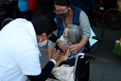 Una mujer recibe la vacuna contra el coronavirus, el 19 de marzo de 2021, en Nezahualcoyotl (México). EFE/ Sáshenka Gutiérrez/Archivo 