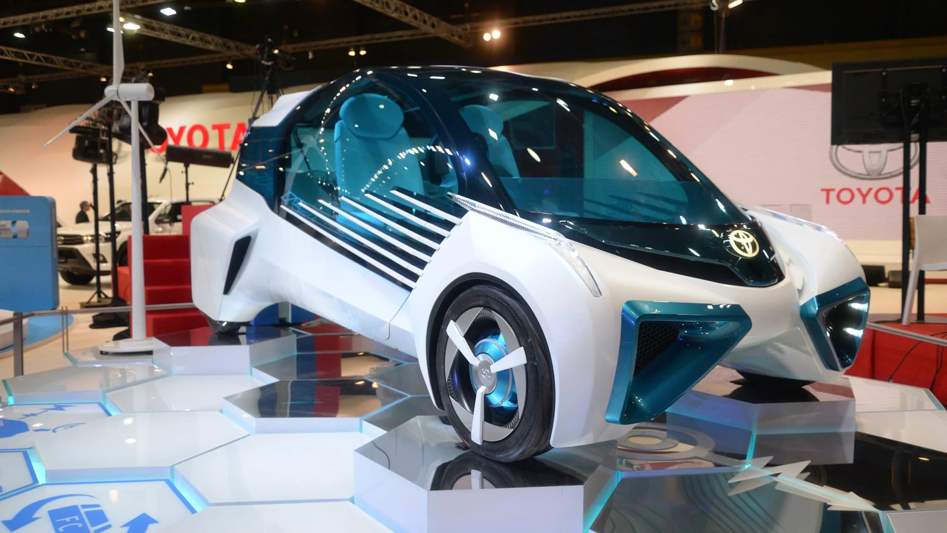 El Toyota FCV Plus Concept es un biplaza con estética de compacto urbano que se mueve gracias a una pila de hidrógeno (Enrique Abatte)