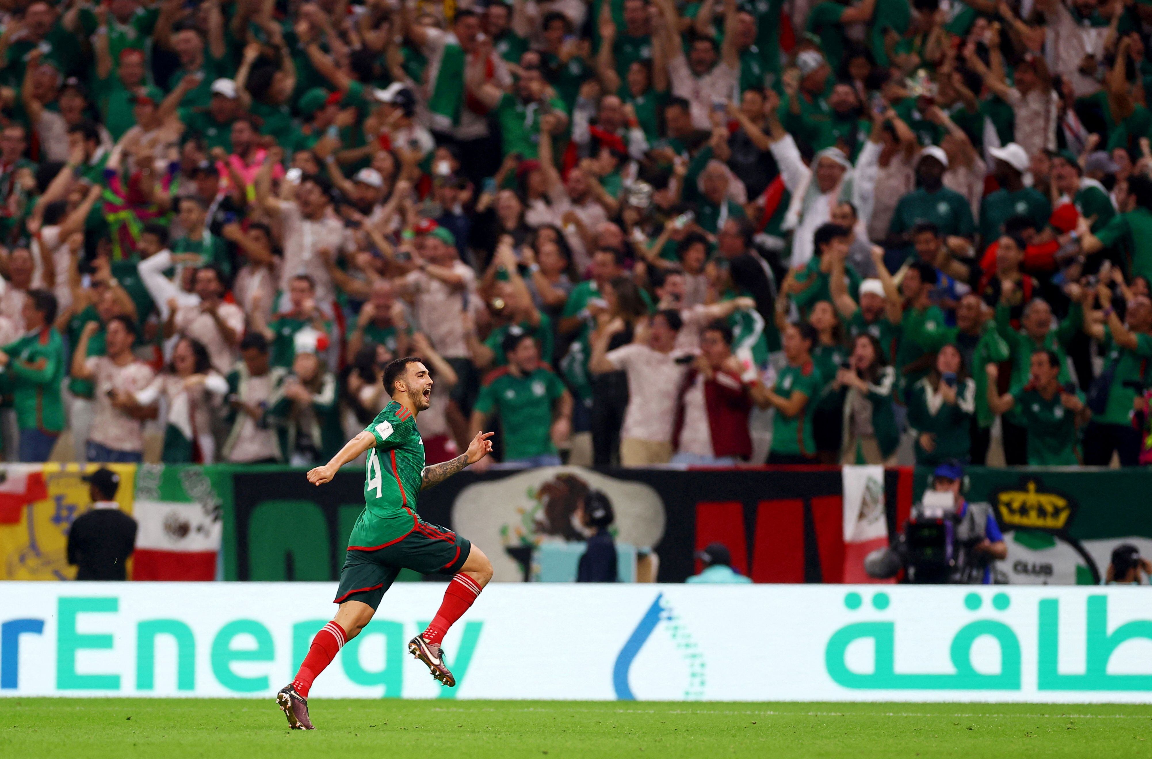 Luis Chávez se llevó el reconocimiento del público por su gol (REUTERS/Kai Pfaffenbach)