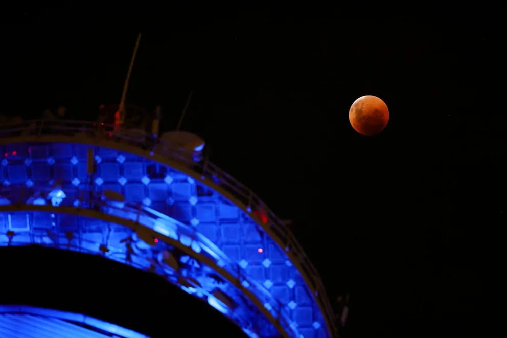 El fenómeno se pudo apreciar en plenitud en Santiago de Chile (REUTERS/Pablo Sanhueza)