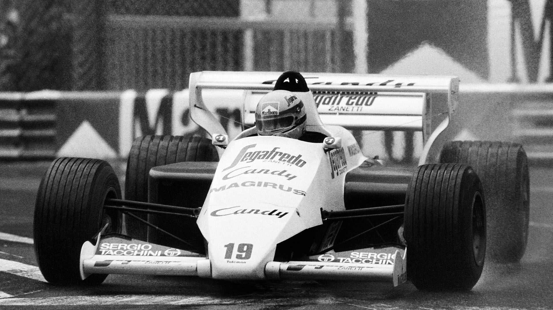 El Toleman TG184 con el que Ayrton Senna brilló bajo una lluvia torrencial en Mónaco 1984, en su primer año en la F1 (Photo by Eric Gaillard and Gabriel DUVAL / AFP)
