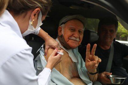 Un anciano recibe la vacuna contra la enfermedad del coronavirus (COVID-19) de Sinovac en un centro de atención a la tercera edad en Río de Janeiro, Brasil. 5 de febrero de 2021. REUTERS/Pilar Olivares