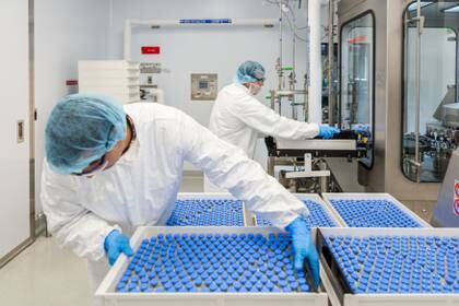 Técnicos de Gilead cargan remdesivir la droga que podría funcionar para el tratamiento de la enfermedad COVID-19 en una instalación en La Verne, California (Reuters)