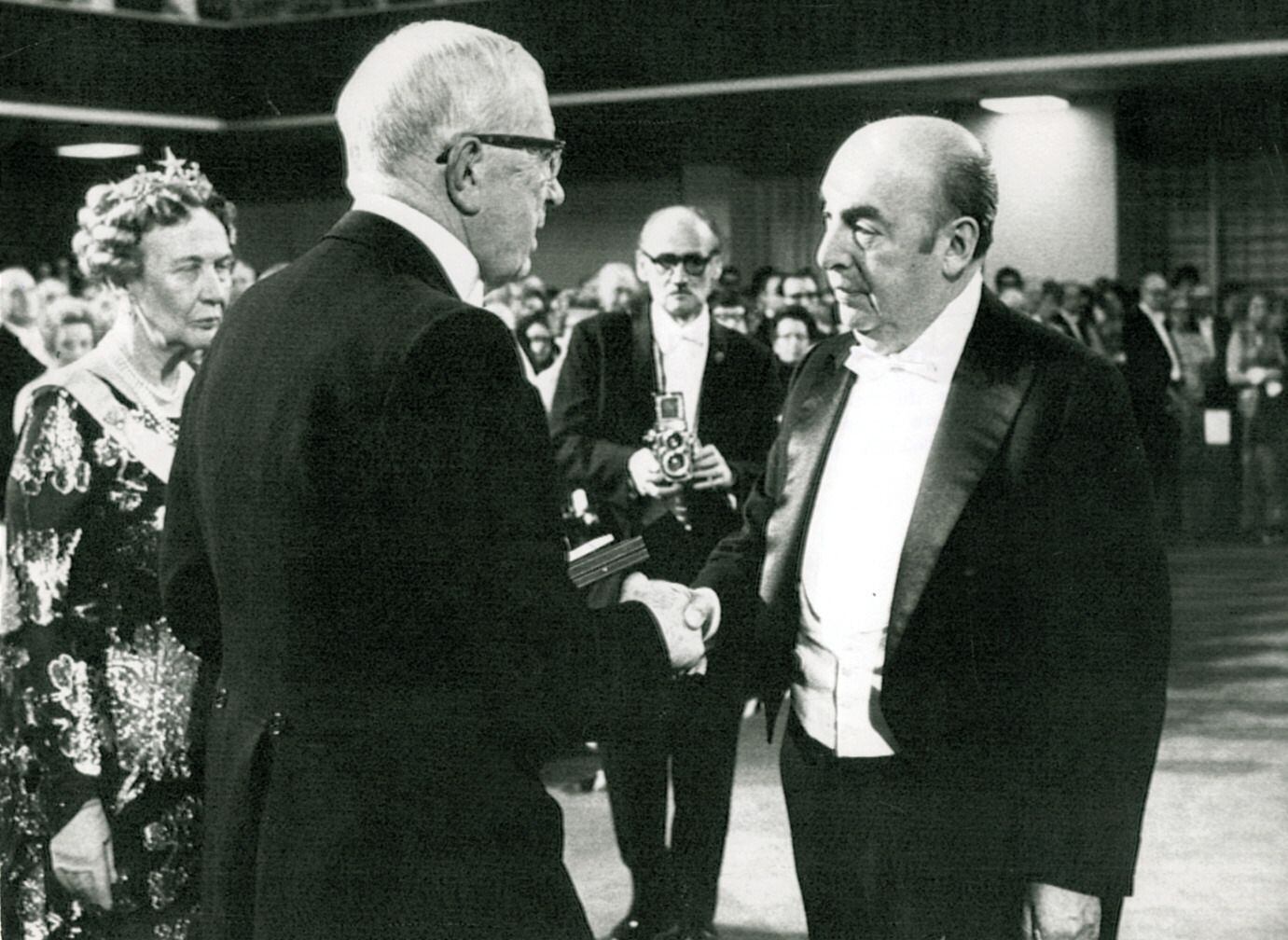 El escritor chileno Pablo Neruda recibía el premio Nobel de Literatura de manos del rey Gustavo Adolfo de Suecia, en 1971. (Efe /UPI/ jpb/Archivo)