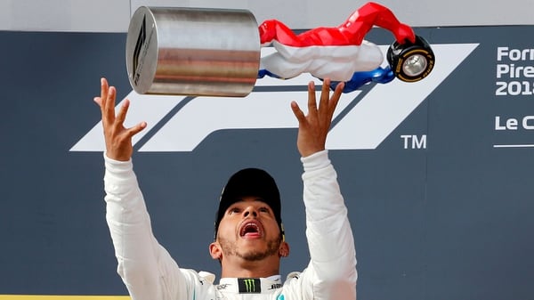 Hamilton celebra con el trofeo francés (Reuters)