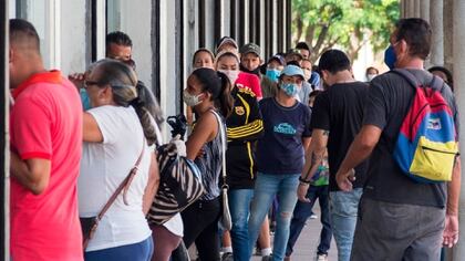 Personas acumuladas en las calles de Maracaibo (EFE)