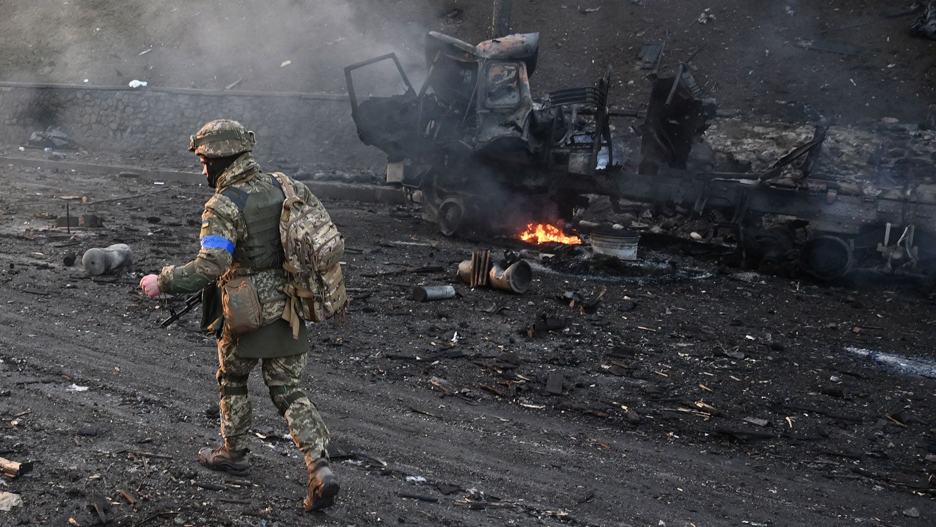 Un soldado ucraniano recorre zonas de Kiev en otro día de ataques rusos (SUPINSKY / AFP)