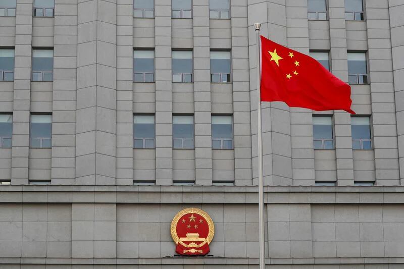 FOTO DE ARCHIVO: Una bandera nacional china ondea en el exterior del Tribunal Popular Intermedio número 2 de Pekín, China, el 27 de mayo de 2021. REUTERS/Carlos García Rawlins