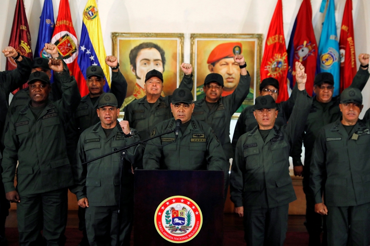 Vladimir Padrino López da una conferencia de prensa junto al alto mando militar en Caracas, el 19 de febrero de 2019 (REUTERS/Manaure Quintero)