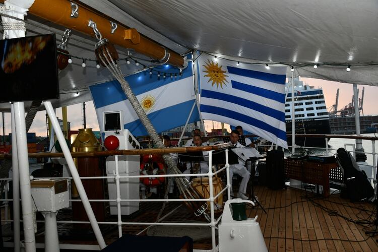 Los medios de prensa del vecino pas, dieron amplia difusin a la presencia del navo argentino