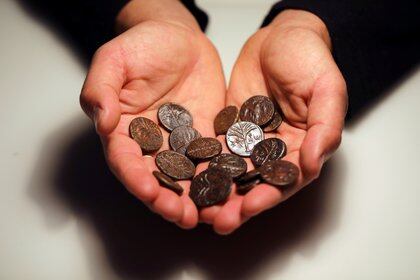 Monedas de época romana halladas en el desierto (REUTERS/Ammar Awad)