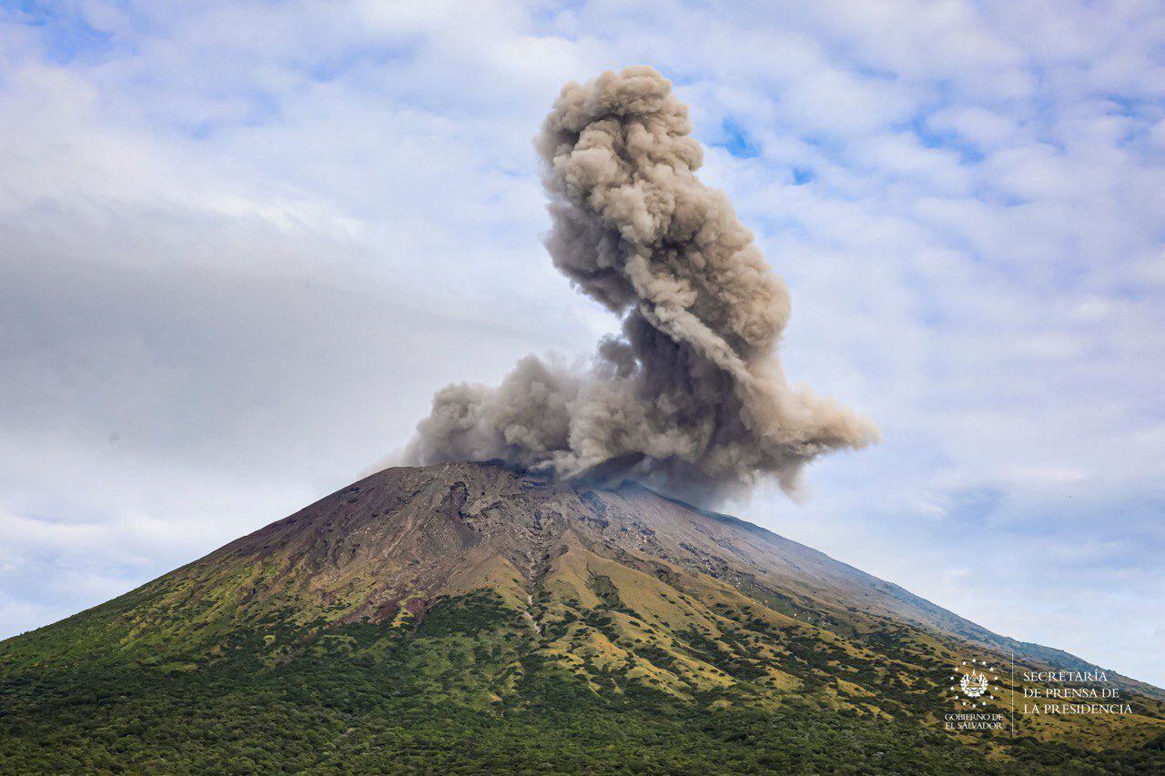 El volcán San Miguel, también conocido por los locales como Chaparrastique, entró en actividad hace unas semanas (Reuters)