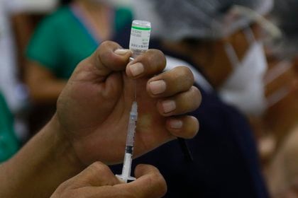La vacuna Sinopharm otorga una eficacia del 79% después de que la persona recibe las dos dosis . El ministerio de Salud destinará los 2 millones de vacunas disponibles contra el SARS-CoV-2 de Sinopharm  para completar los esquemas de vacunación ya iniciados. /EFE/Juan Carlos Torrejón/Archivo
