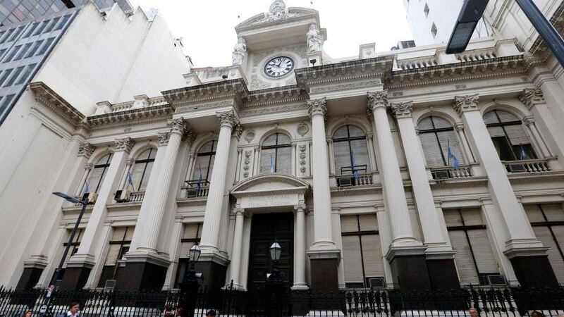 El Banco Central tiene encajes de depósitos en pesos y dólares (Reuters)