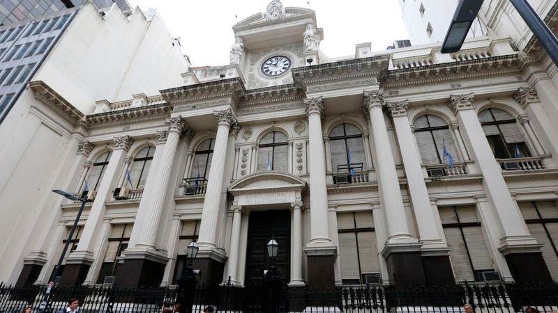 Foto de archivo - Peatones pasan frente al edificio del Banco Central de Argentina en Buenos Aires. REUTERS/Enrique Marcarian