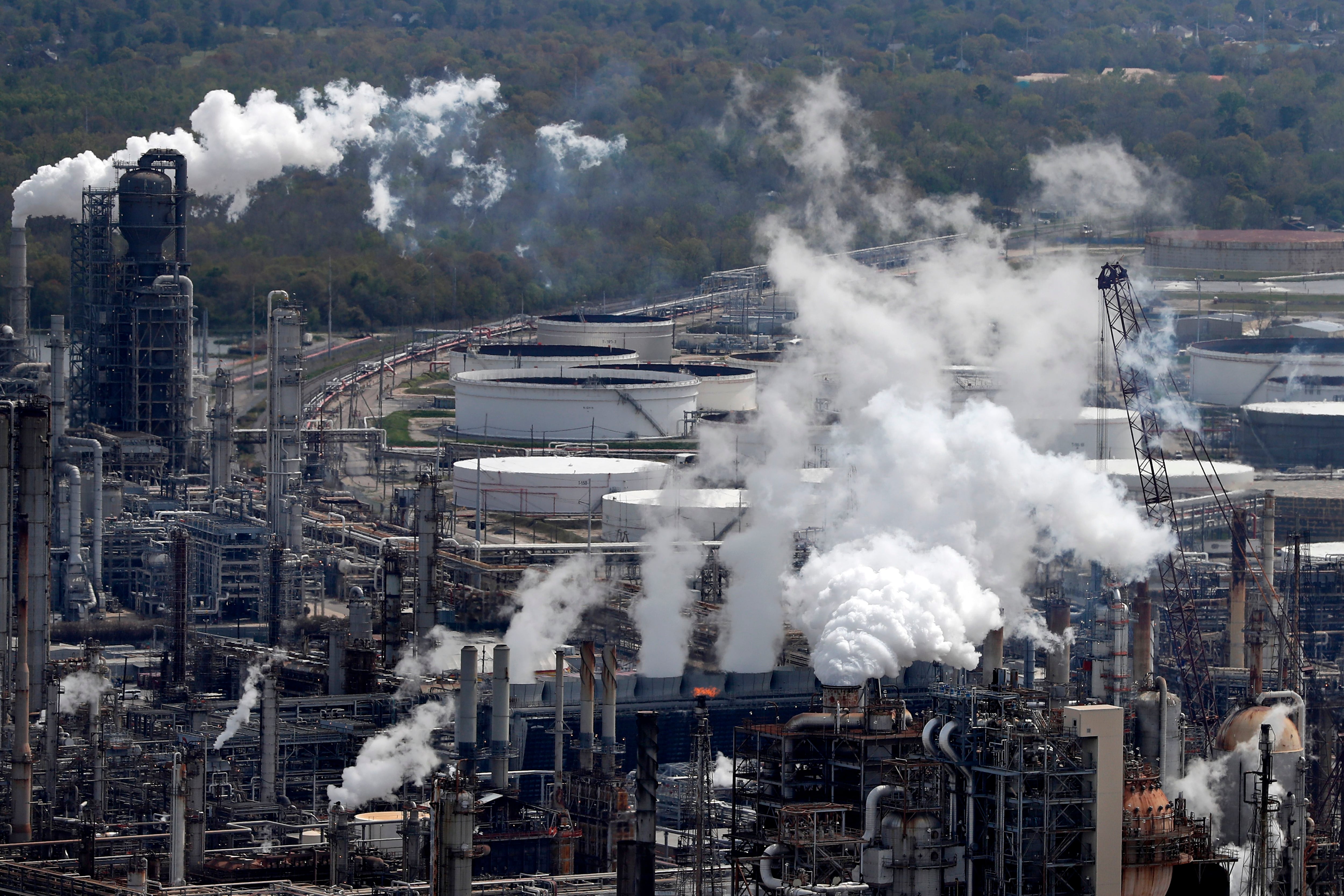 La refinería Shell Norco, en Norco, Luisiana, y los gases que emite a la atmósfera. (AP Foto/Gerald Herbert, archivo)
