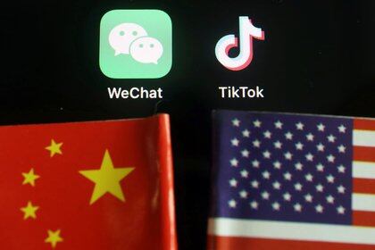 Los iconos de la aplicación de mensajería WeChat y la aplicación de video TikTok junto con las banderas de China y Estados Unidos en esta foto ilustrativa tomada el 7 de agosto de 2020. REUTERS/Florence Lo/Ilustración