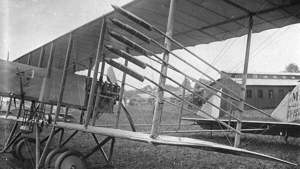 Un aviÃ³n Farman con cohetes atados a sus alas Museo de la Primera Guerra Mundial de Kansas 163