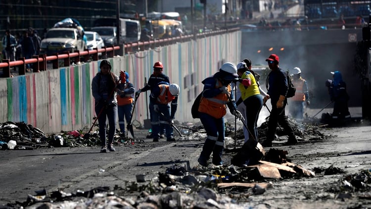 Indígenas limpian las calles de Quito tras días de protestas en Ecuador (EFE)