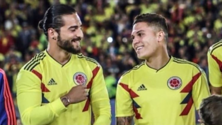 Pensar que podrÃ­a haber sido futbolistaâ¦ Maluma con Juanfer Quintero y la camiseta de Colombia