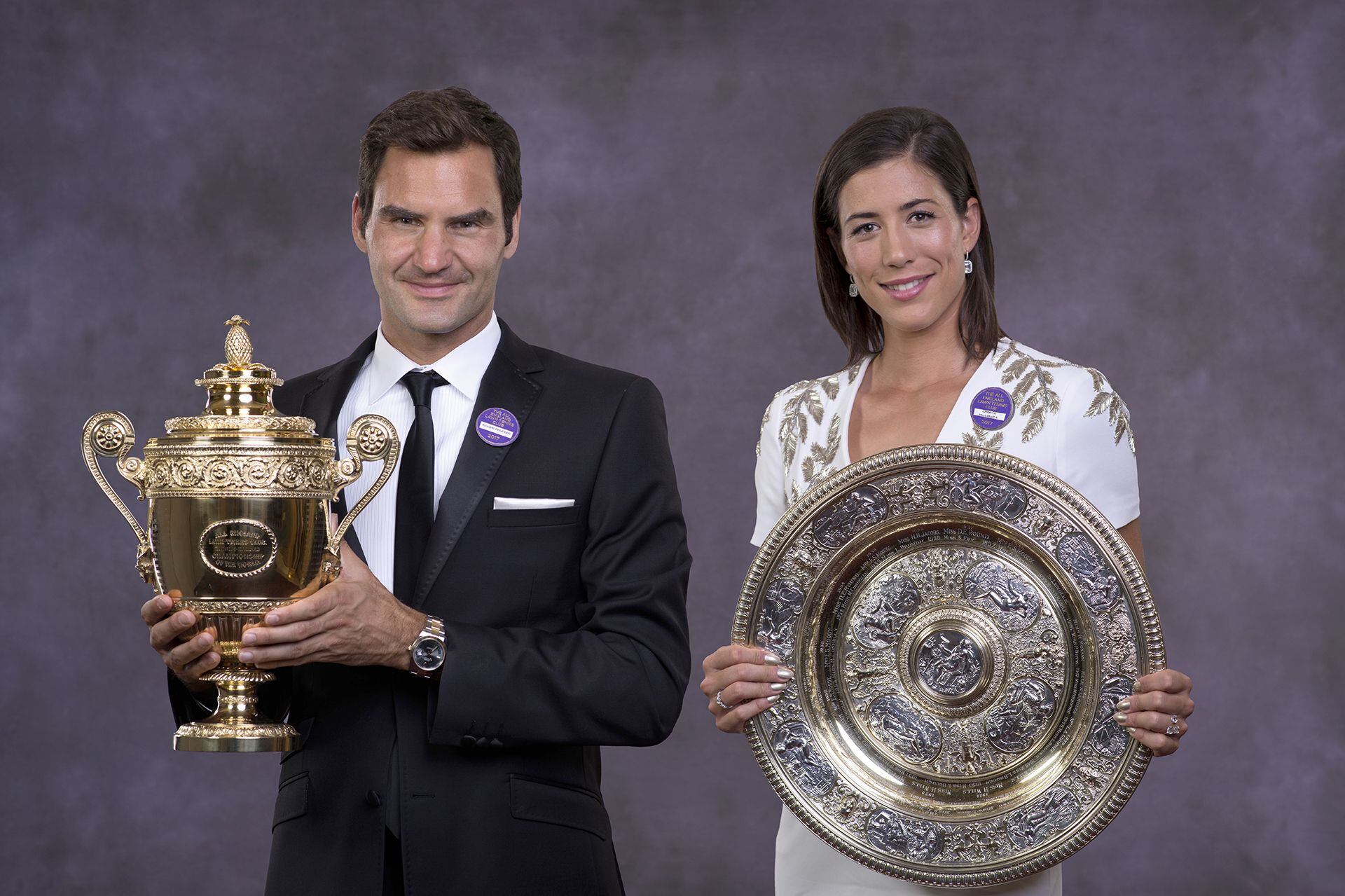 Roger Federer y Garbiñe Muguruza posan con sus trofeos en la cena de Campeones de Wimbledon 2017. 